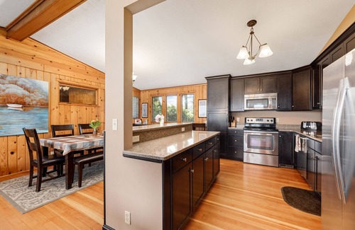 Traverse City House | 🐚 Million Dollar Views 5BDR Beachfront in East Bay