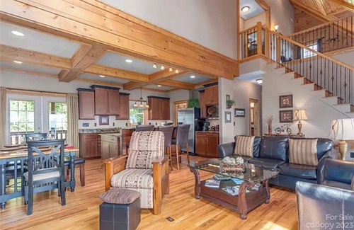 Waynesville Cabin | Million Dollar Vista! Smoky Mts/Blue Ridge Pkwy-Hot Tub-Jacuzzi Tub-Pet Friendly