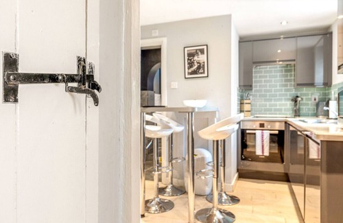 Henley House | Mills Cottage - Sleeps 4