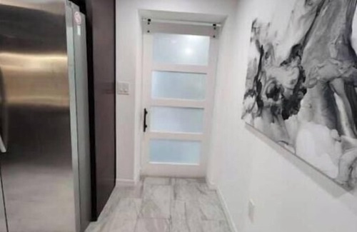 Fairview Shores House | Mills House @WP. Sleeps 11 Renovated. Queen beds
