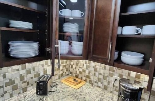 Fairview Shores House | Mills House @WP. Sleeps 11 Renovated. Queen beds