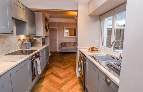 Lincoln Cottage | MILLSIDE, character holiday cottage, with a garden in Lincoln