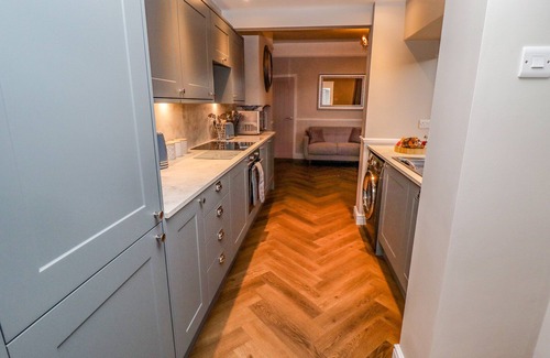 Lincoln Cottage | MILLSIDE, character holiday cottage, with a garden in Lincoln