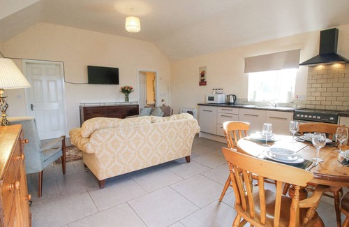 Stoney Stretton Cottage | MILLSTONE COTTAGES - GRANARY COTTAGE, pet friendly in Westbury