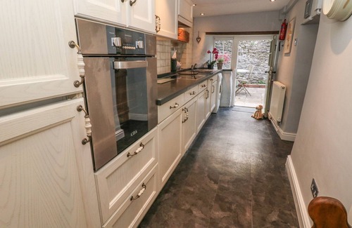 Castleton Cottage | MILLSTREAM COTTAGE, family friendly in Castleton, Peak District