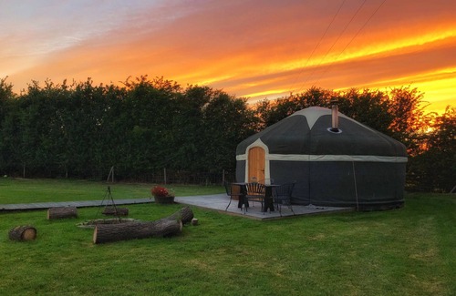 Burton on Trent Cabin | Milne’s Corner luxury Yurt at Peake’s Retreats glampsite. Sleeps 6 with hot tub