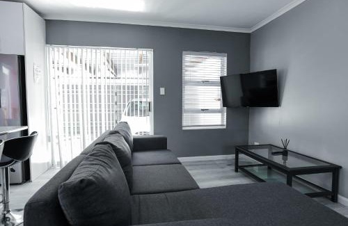 Parow North Apartment | Milo's Sky Grey Guest House - No Load shedding