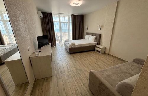 Karolino-Bugaz Hotel | Milos Hotel