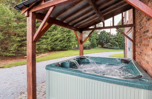 Handley Cottage | MILTON GREEN FARM, pet friendly, luxury holiday cottage in Tattenhall