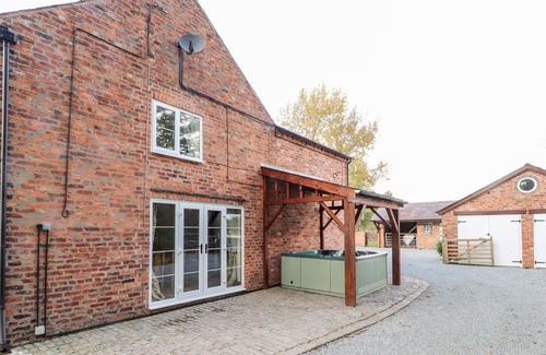 Handley Cottage | MILTON GREEN FARM, pet friendly, luxury holiday cottage in Tattenhall
