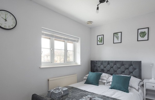 Milton Keynes House | Milton Keynes close to Station 6 bed Free Parking