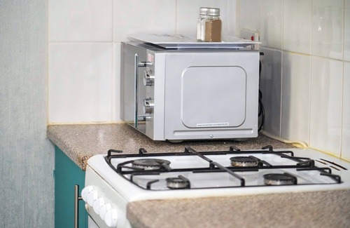 Bletchley House | Milton Keynes Home - Sleeps 4 - Parking