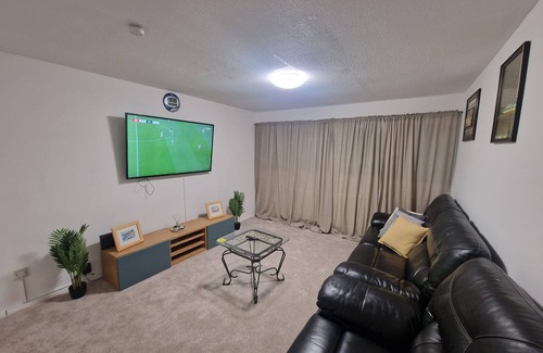 Bletchley House | Milton Keynes Modern Retreat