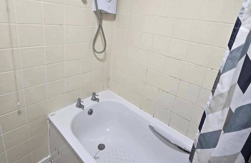 Bletchley House | Milton Keynes - Sleeps 6 - Free Parking