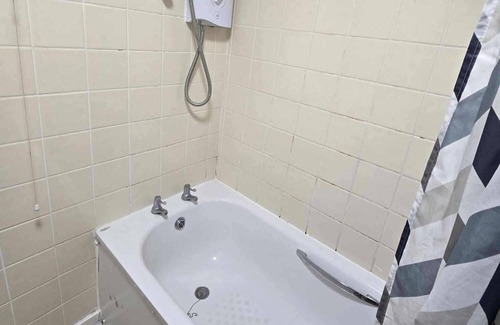 Bletchley House | Milton Keynes - Sleeps 6 - Free Parking