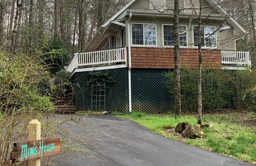 Clarkesville Cottage | Mimi’s House at Goshen Falls Near Helen and Unicoi State Park