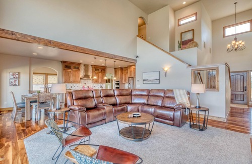 Fruita House | Mimosa Fields: Luxury Stay with Outdoor Retreat