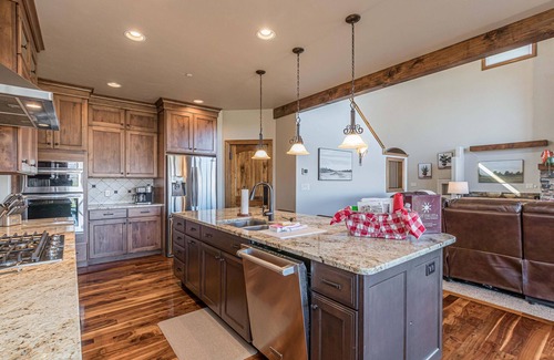 Fruita House | Mimosa Fields: Luxury Stay with Outdoor Retreat