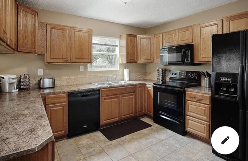 Lenexa House | Min from oak park mall in Overland Park, Kansas