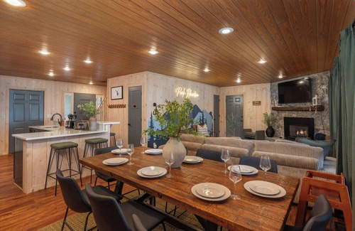 Wolf Laurel House | Min to Hatley Pointe~4Br~Views~Hot Tub~Sauna~Games