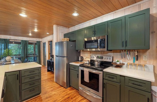 Wolf Laurel House | Min to Hatley Pointe~4Br~Views~Hot Tub~Sauna~Games