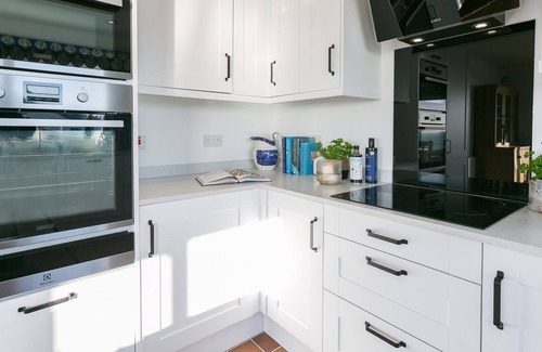 Trearddur Bay Cottage | Min y Mor - a sea view that sleeps 8 guests in 4 bedrooms