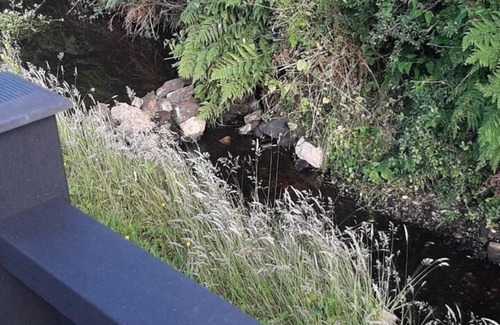 Caergeiliog Cabin | Min yr Afon - Cabin - Sleeps 2 - Hot Tub - Parking