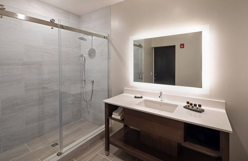Winters House | Mind-Blowing Art Experiences for All! Two Pet-friendly Units with Free Parking!