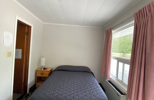 Manitoulin District Hotel | Mindemoya Motel