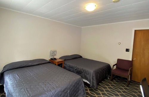 Manitoulin District Hotel | Mindemoya Motel