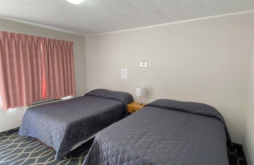 Manitoulin District Hotel | Mindemoya Motel