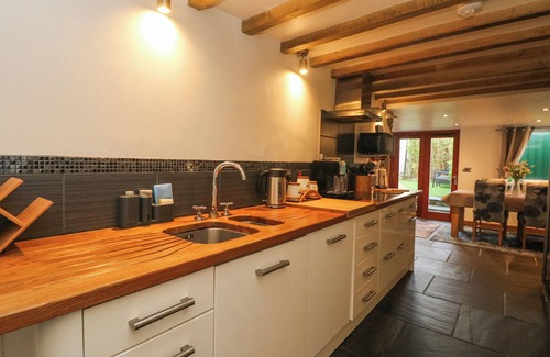 Troon House | MINER'S REST, pet friendly, character holiday cottage in Troon