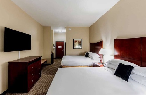 Mineral Wells Hotel | Mineral Wells Getaway at Red Lion Inn & Suites Mineral Wells! Free Breakfast!