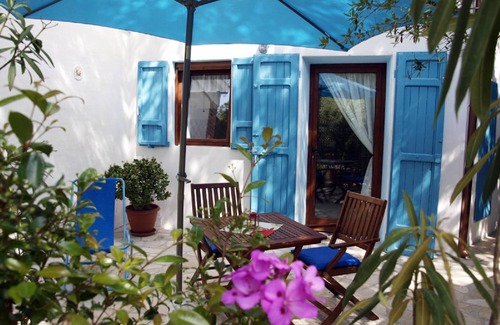 Cala Liberotto Apartment | Mini apartment with veranda and in a garden by the sea