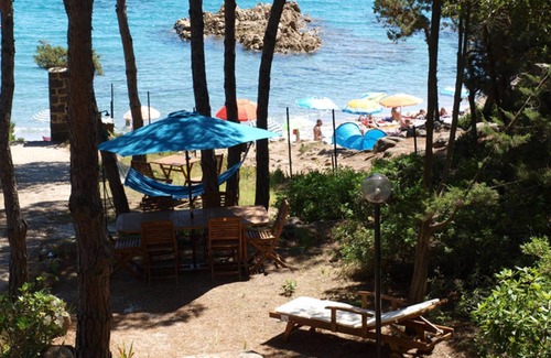 Cala Liberotto Apartment | Mini apartment with veranda and in a garden by the sea