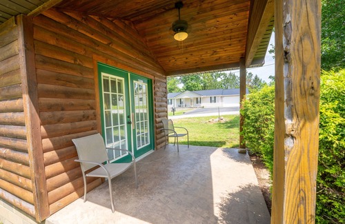 Buchanan Cabin | Mini Cabin at Fishtale Lodge