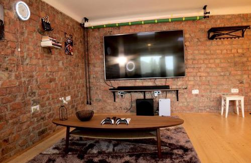 Brasa Apartment | Mini cinema & movie studio with PS5