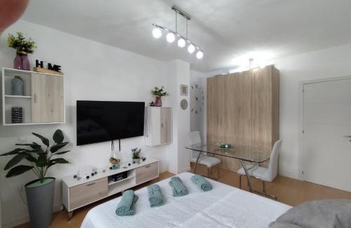 Camas Bed & Breakfast | Mini Estudio LOVELY SEVILLA con baño compartido