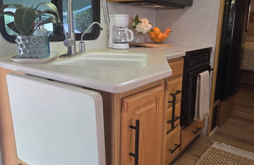 West Ridge House | Mini farm vibe stationary RV in No.n San Diego County with WiFi, AC. TV. Views.n