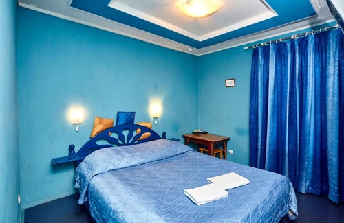 Kurortny District Hotel | Mini Hotel Black and White