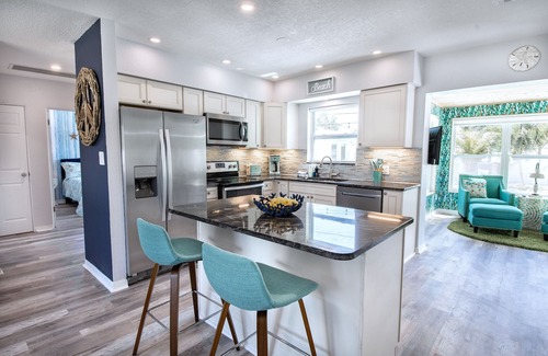 South Pinellas Community Council House | MINI-RESORT: Poolside Bungalow + Poolside Cabana! 5 Minutes to Beach &