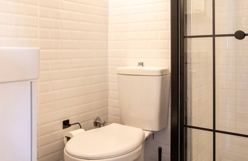 Urla Apartment | Minimalist and Rooftop Flat with Terrace in Izmir