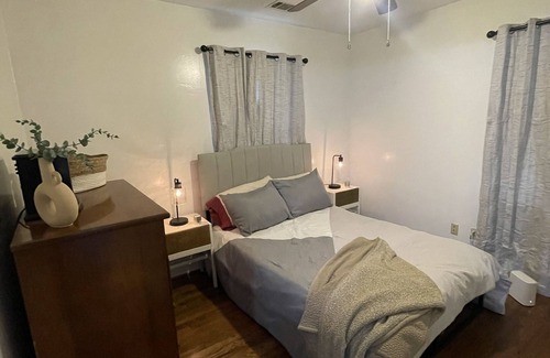 Tuscaloosa House | Minimalist contemporary home 8 minutes from UA, Pet friendly!!