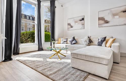 Holland Park Apartment | Minimalist Luxe 2BR Designer Retreat in Prime Kensington for 6 Next to Station Harrods