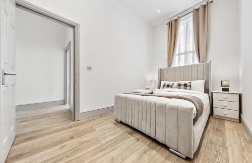 Holland Park Apartment | Minimalist Luxe 2BR Designer Retreat in Prime Kensington for 6 Next to Station Harrods