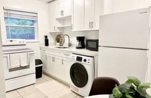 Riverside Park Apartment | Minimalist Mod apt7 * 2 Mls to beach, FLL, Cruises