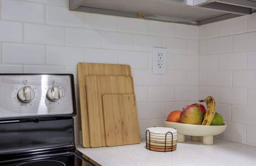 East Passyunk Crossing Apartment | Minimalist S Center City 2Queens