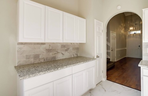 Louetta House | Minimalist Spring Vacation Rental w/Fireplace
