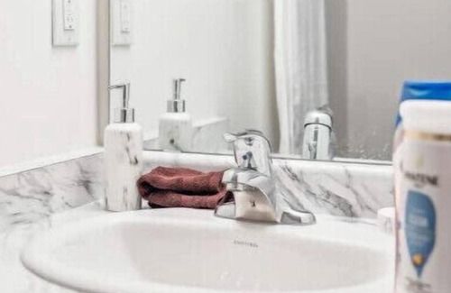 Bowmanville Apartment | Minimalist Studio: 1B/1B+Office, Wi-Fi, Mini Bar!
