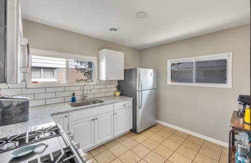 Madison Heights House | ★Minimalistic and Stylish Ranch w/Privacy Fence & No Stairs★ Metro Detroit